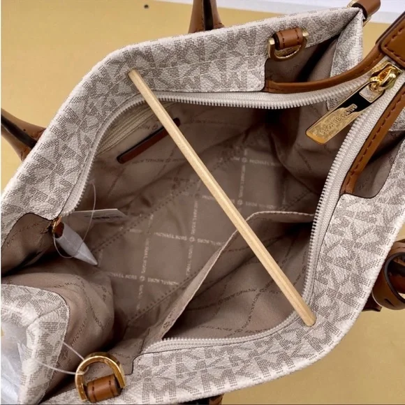 New Michael Kors Mirella Small Crossbody Tote
Bag Vanilla - Picture 8 of 9